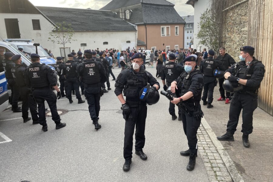 Zahlreiche Polizisten waren in Zwönitz im Einsatz. Mehrere von ihnen wurden verletzt.