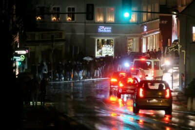 Corona-Protest in Zwönitz: Polizei lässt Teilnehmer laufen - 