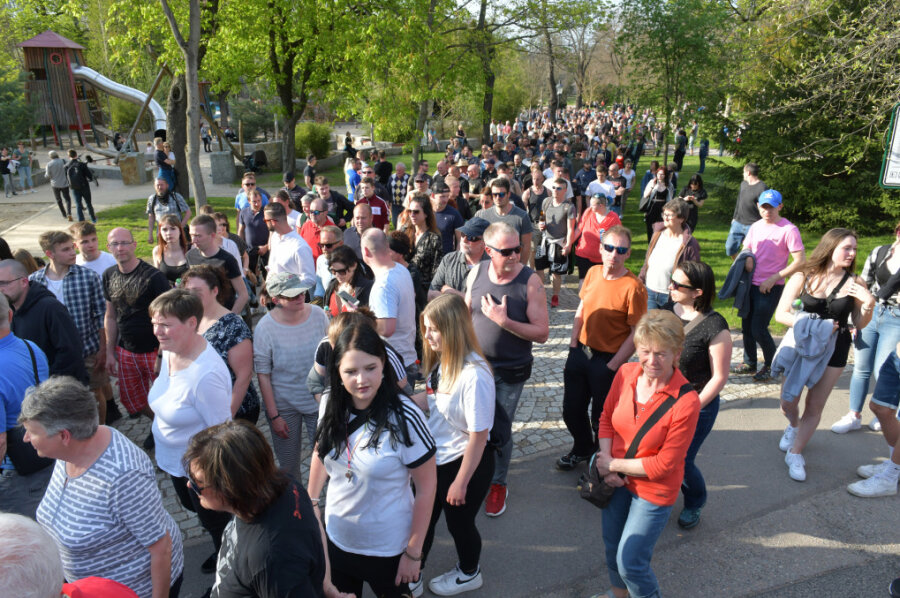 Corona-Protest: Rund 900 "Spaziergänger" in Freiberg - Vom Albertpark aus zogen die "Spaziergänger" am Montagabend in Freiberg entlang der Chemnitzer Straße zum Wasserberg. 