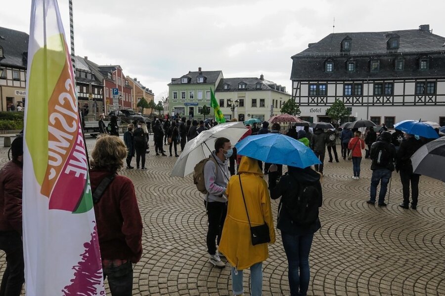 Corona-Protest und Gegenprotest in Zwönitz: Solidarität, Zerrissenheit und eine Entschuldigung - Rund 120 Teilnehmer versammelten sich am Montagabend auf dem Zwönitzer Markt. Zu der genehmigten Kundgebung hatte das Bündnis "Aufstehen gegen Rassismus" aufgerufen. 