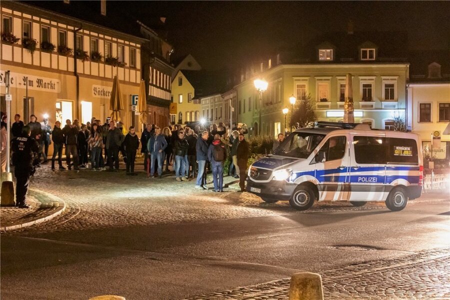 Seit vielen Monaten gibt es Proteste gegen Corona-Schutzmaßnahmen, so wie hier im Oktober in Zwönitz. 