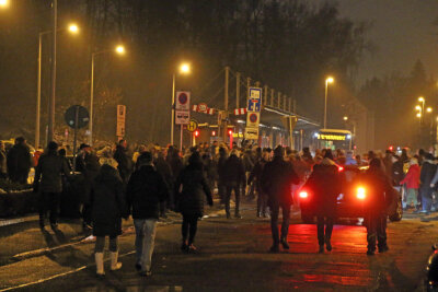 Corona-Proteste in Freiberg: Protestierende beschädigen Polizeiauto - Die sogenannten "Montagsspaziergänger" zogen auch über den Busbahnhof am Wernerplatz.