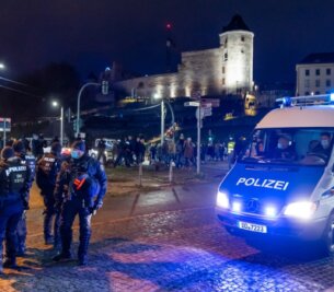 Corona-Proteste: Polizei sucht ihre Rolle - Polizeieinsatz während einer unangemeldeten Demonstration von Kritikern der Coronamaßnahmen in der Plauener Innenstadt. 