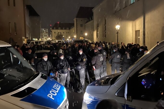Polizisten kesselten die etwa 250 Teilnehmer des Protestzuges auf der Peter-Breuer-Straße ein und nahmen Personalien auf.