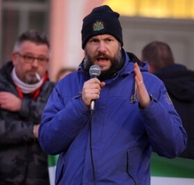 Corona: Rechte an der Spitze des Protests - Der Vorsitzende der "Freien Sachsen", Martin Kohlmann am Mikrofon. 