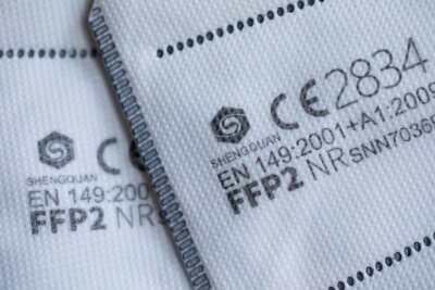 Corona-Regeln in Sachsen: Keine FFP2-Maskenpflicht mehr im ÖPNV - FFP2-Masken mit CE-Zertifizierung liegen auf einem Tisch.