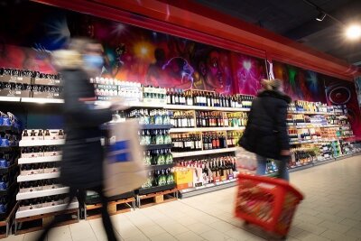 Corona-Regeln: Supermärkte in Sachsen dürfen wieder alles verkaufen - Sachsens Supermärkte dürfen nun doch wieder alle Waren verkaufen, falls Waren des täglichen Bedarfs mehr als 50 Prozent ihres Angebots ausmachen.