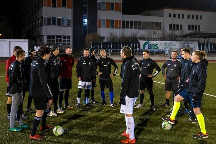 Corona-Regeln: Vereine starten neu - Über die Lockerungen freuen sich auch die Mitglieder des BSC Rochlitz. Hier die Fußball-Herren beim Training.