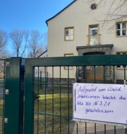 Corona: Schließung weiterer Kitas in Chemnitz droht - Die Kita an der Schulstraße 35: Ein kurzer Aushang informiert über die Schließung. 