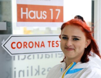 Corona-Teststelle als neuer Arbeitsplatz - Natalie Möckel gehört zum sechsköpfigen Team im Corona-Testzentrum auf dem Gelände des Rudolf-Virchow-Klinikums in Glauchau. 