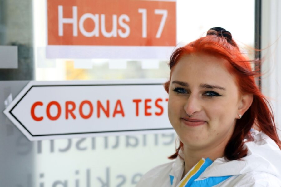 Natalie Möckel gehört zum sechsköpfigen Team im Corona-Testzentrum auf dem Gelände des Rudolf-Virchow-Klinikums in Glauchau. 
