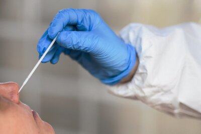 Corona-Testzentren: Abstriche kaum noch gefragt - Schnelltests auf das Coronavirus, die durch einen Abstrich im Nasen-Rachenraum erfolgen, sind kaum noch erforderlich, weil die Anzahl der Neuinfektionen in den vergangenen Tagen stark gesunken ist. 