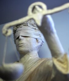 Corona-Trick: So werden Verfahren verschleppt - Justitia, Göttin der Gerechtigkeit, ist nicht nur blind, weil sie ohne Ansehen der Person urteilen soll. sondern auch reichlich geduldig. 