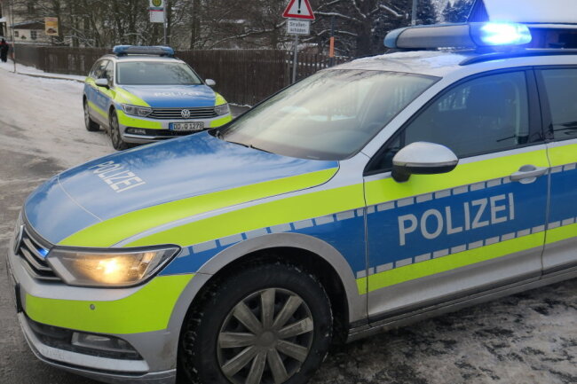 Corona-Verstöße am Fichtelberg: 200 Platzverweise und 64 Anzeigen - Die Polizei hat am Sonntag die Einhaltung der Sächsischen Corona-Schutz-Verordnung kontrolliert.