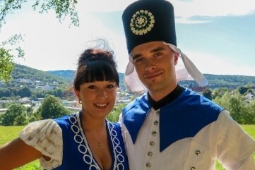 Sie sind die Gesichter des Tags der Sachsen in Aue-Bad Schlema: Bademädchen Saskia Trzarnowski und Blaufarbenwerker Rico Tippner. 