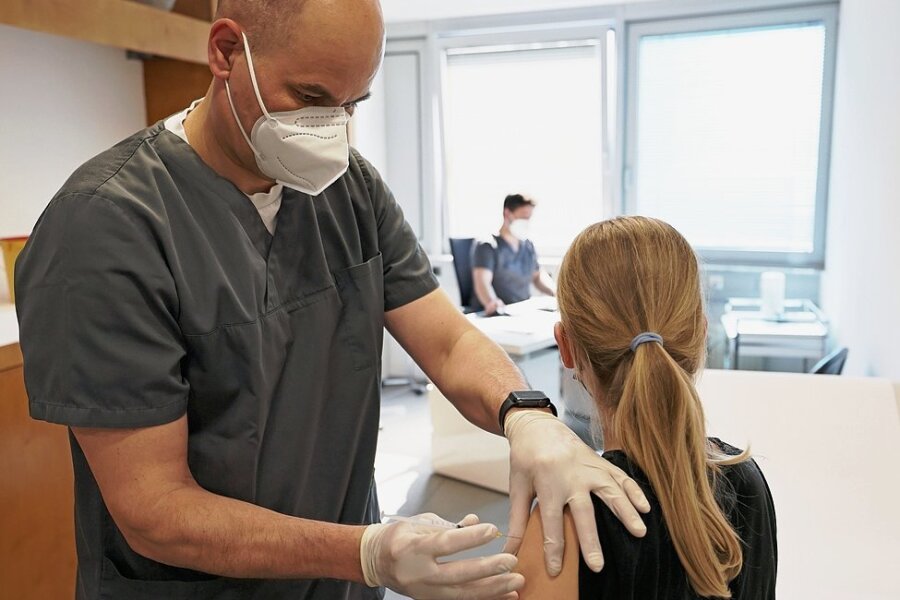 Ein zwölfjähriges Mädchen wird in einer Arztpraxis in Nordrhein-Westfalen mit dem Serum von Biontech/Pfizer geimpft. 