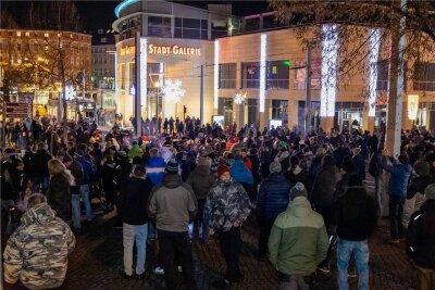 Coronademo in Plauen: Kreisrat übt scharfe Kritik an der AfD - Etwa 1000 Menschen demonstrierten am Wochenende in Plauen gegen die Coronapolitik.