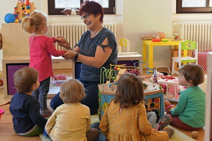 In der Kita "Schlaumäuse" in Freiberg kümmert sich Erzieherin Silke Rost um die Kleinen in der Notbetreuung. 