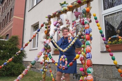 Ruth Weber aus Kirchberg präsentiert ihren Osterschmuck in ihrem Vorgarten.