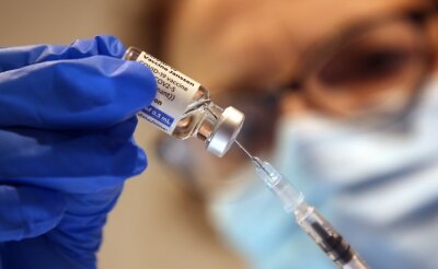 Coronakrise: Mehr Mittelsachsen betroffen als vor einem Jahr - Eine Arzthelferin zieht in einer Praxis eine Spritze mit dem Corona-Impfstoff Janssen von Johnson & Johnson gegen das Corona-Virus auf. 