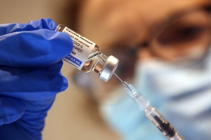 Eine Arzthelferin zieht in einer Praxis eine Spritze mit dem Corona-Impfstoff Janssen von Johnson & Johnson gegen das Corona-Virus auf. 