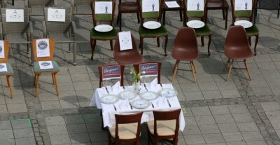 Coronakrise: Übernachtungszahlen im Landkreis Zwickau eingebrochen - Leere-Stühle-Aktion auf dem Zwickauer Hauptmarkt während der weitreichenden Einschränkungen zur Bekämpfung der Coronakrise.