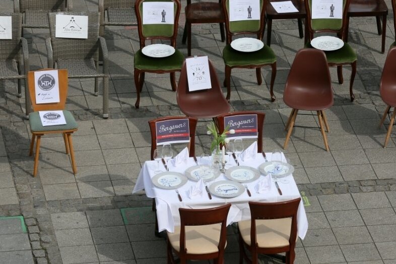 Coronakrise: Übernachtungszahlen im Landkreis Zwickau eingebrochen - Leere-Stühle-Aktion auf dem Zwickauer Hauptmarkt während der weitreichenden Einschränkungen zur Bekämpfung der Coronakrise.
