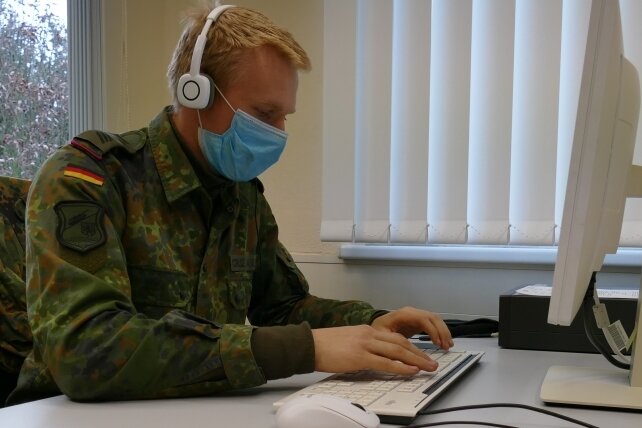 Neben Mitarbeitern aus verschiedenen Ämtern und rund 25 Bundeswehrsoldaten hofft das Landratsamt auf weitere Unterstützung durch Landesbedienstete bei der Information der Betroffenen. 