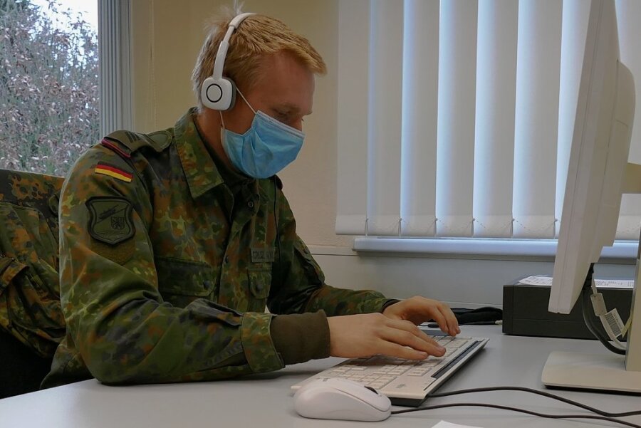 Neben Mitarbeitern aus verschiedenen Ämtern und rund 25 Bundeswehrsoldaten hofft das Landratsamt auf weitere Unterstützung durch Landesbedienstete bei der Information der Betroffenen.