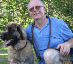 Coronaregeln treffen auch Vierbeiner - Udo Nestler, Vorsitzender des Geringswalder Hundesportvereins, hier mit Hundedame Wicki, hofft unter anderem auf einen Wiederaufbau der Welpengruppe. 