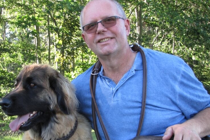 Coronaregeln treffen auch Vierbeiner - Udo Nestler vom Geringswalde Hundesportverein, hier mit Hundedame Wicki, hofft auf einen Wiederaufbau der Welpengruppe. 