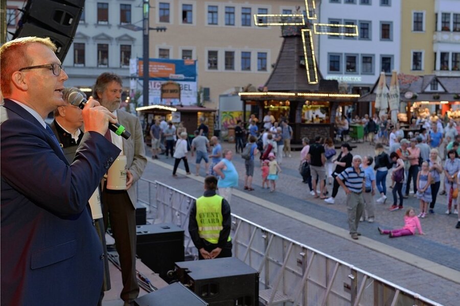 Zum Start des Bergstadtfestes 2017 kam Oberbürgermeister Sven Krüger eine Unwetterwarnung in die Quere. Beim Bergstadtsommer vier Jahre später kämpft er gegen die Coronaschutzverordnung an. 