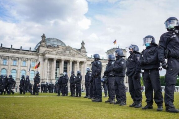 Coronavirus - die aktuelle Entwicklung - Rechtsextremisten versuchen nach Erkenntnissen der deutschen Sicherheitsbehörden, die Proteste gegen Corona-Auflagen für sich zu nutzen. 
