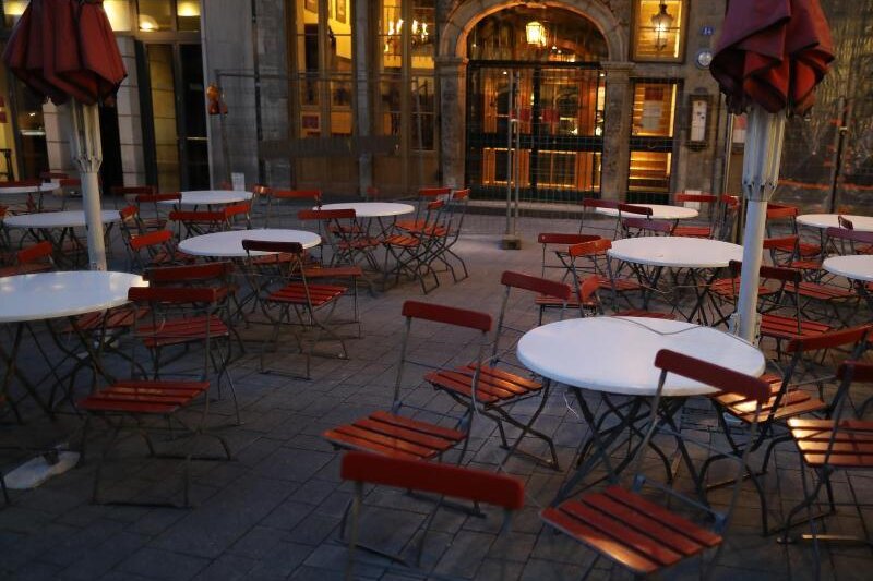            Leere Tische und Stühle vor einem Brauhaus in Köln.