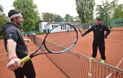 Coronavirus: Die Lage in Chemnitz am Donnerstag - Endlich wieder Tennis: Michael Bich (links) und Jan Luderer waren die ersten Mitglieder des CTC Küchwald, die wieder auf der Anlage trainierten.
