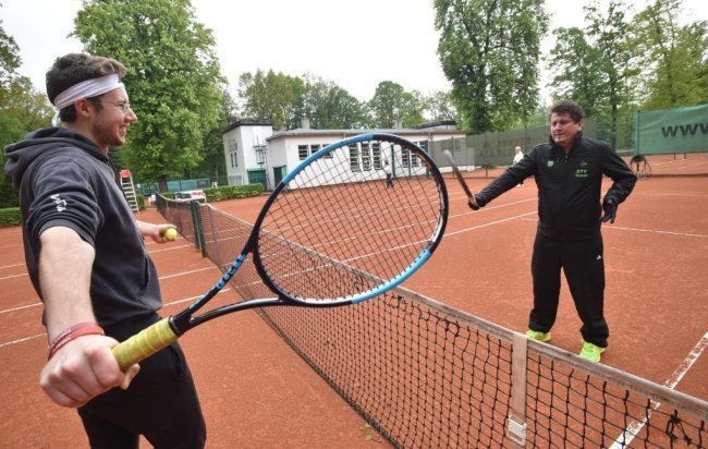 Endlich wieder Tennis: Michael Bich (links) und Jan Luderer waren die ersten Mitglieder des CTC Küchwald, die wieder auf der Anlage trainierten.