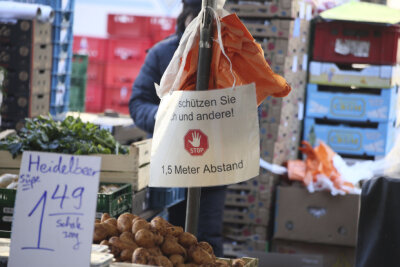 Coronavirus: Die Lage in Chemnitz am Mittwoch - Sicher einkaufen: Ein Schild am Gemüsestand bittet die Besucher, Abstand zu halten. 