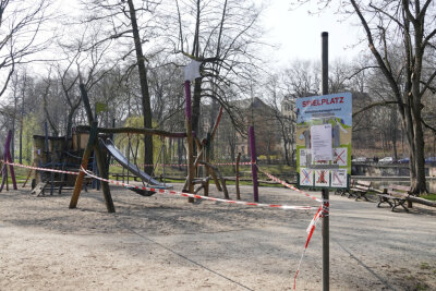Coronavirus: Die Lage in Chemnitz am Montag - Der abgesperrte Spielplatz auf der Schloßteichinsel am Wochenende.