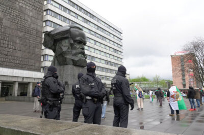 Coronavirus: Die Lage in Chemnitz am Wochenende - 360 Polizisten sicherten die Kundgebung am Marx-Kopf ab.