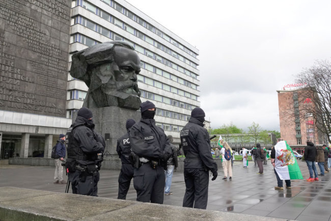 360 Polizisten sicherten die Kundgebung am Marx-Kopf ab.