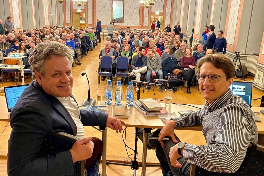 Correctiv-Reporter in Freiberg: „Die AfD ist die Partei der Vertreiber“ - Correctiv-Reporter Marcus Bensmann (l.) mit Felix Schilk von "Freiberg grenzenlos" im Städtischen Festsaal.