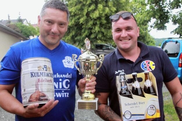 Coschützer gewinnen den Pokal - Ronny Röder (links) vom SV Coschütz mit dem Siegerpokal. Der Faschingsclub mit Justus Hofmann (rechts) wurde Zweiter. 