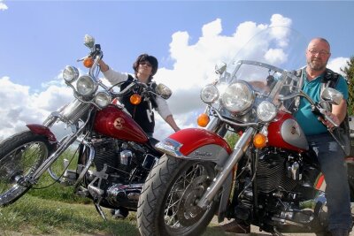 Coschützer Harley-Fans gründen eigenen Verein - Gerhild Lorenz und Uwe Wohlfahrth (rechts) sind zwei der Coschützer Motorradfreunde, die sich den in den USA hergestellten Bikes der Marke Harley Davidson verschrieben haben. 