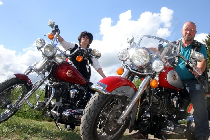 Coschützer Harley-Fans gründen neuen Verein - Gerhild Lorenz und Uwe Wohlfahrth (rechts) sind zwei der Coschützer Motorradfreunde, die sich den in den USA hergestellten Bikes der Marke Harley Davidson verschrieben haben. 