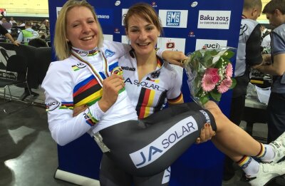 Cottbuserin sorgt für goldenen Auftakt - Joachim Eilers - Stephanie Pohl (links) wird nach der Siegerehrung von der mehrfachen Sprint-Weltmeisterin Kristina Vogel gefeiert.