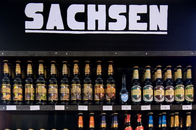 Craftbier-Trend lässt viele neue Brauereien entstehen - In dem Fachhandel für Internationale Braukultur "Hopfen Kult" in Dresden stehen im Sachsen-Regal regionale Biersorten.