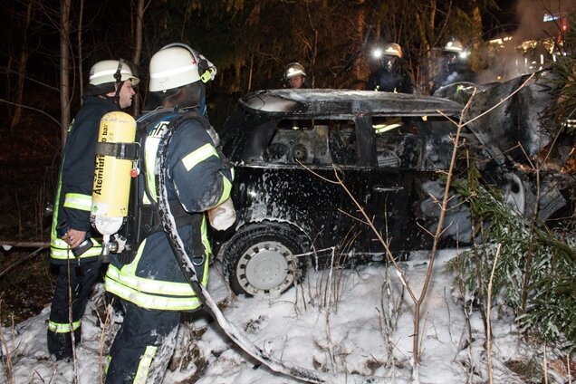 Crandorf: Insassen retten sich aus brennendem Unfallwagen - 