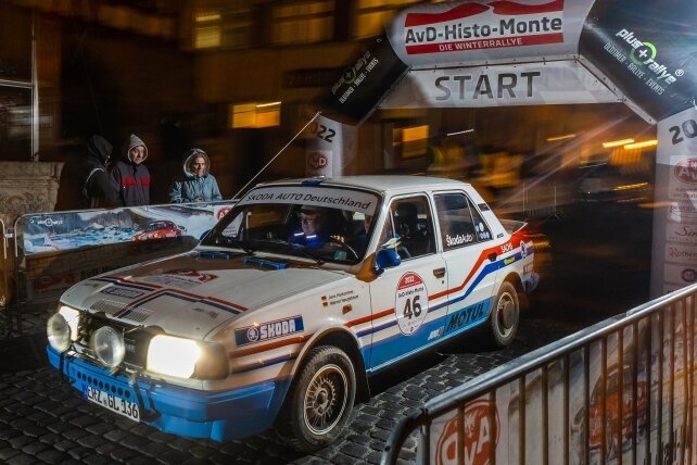 Crandorfer gewinnt Prestige-Rallye - Start in Rothenburg ob der Tauber: Da lagen vor dem späteren Gesamtsieger Jens Herkommer in seinem Skoda 130 LR noch 2000 Kilometer und 33 Gleichmäßigkeitsprüfungen. 