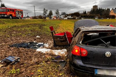 Crash mit zwei Verletzten in Colditz - Der Fahrer dieses VW Golf verlor die Kontrolle über sein Auto und landete im Straßengraben.