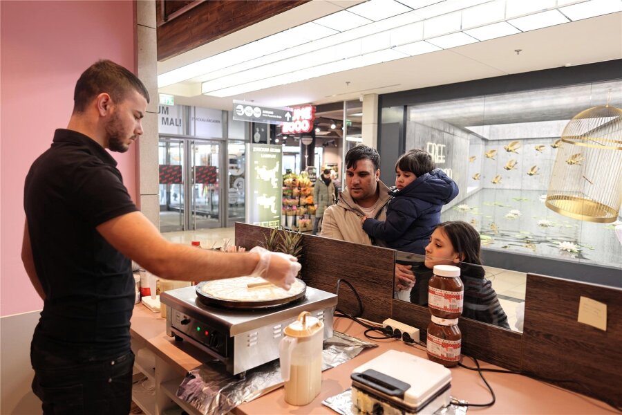 Creperie ist jetzt im alten Eisladen in den Arcaden - Der 20-jährige Khaled Alnajm ist in der neuen Creperie in den Arcaden angestellt.